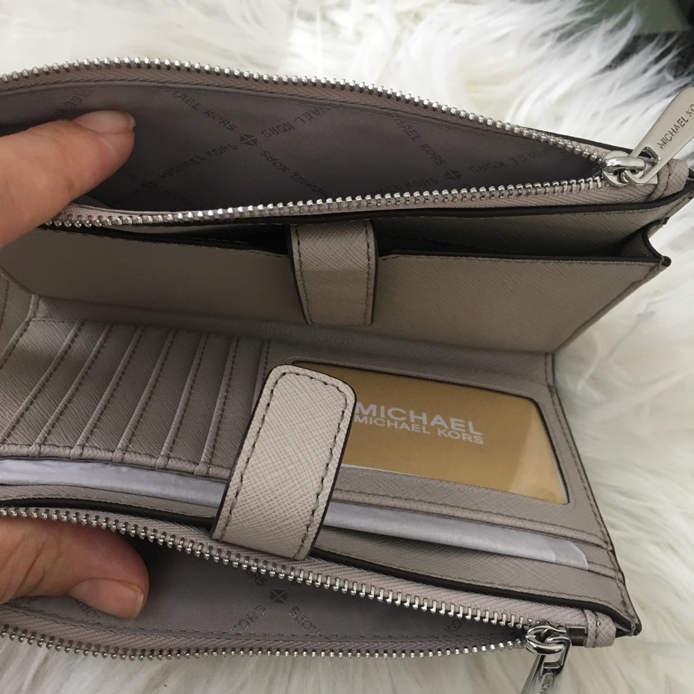 New Michael Kors Large Double Zipper wallet - Picture 4 of 7